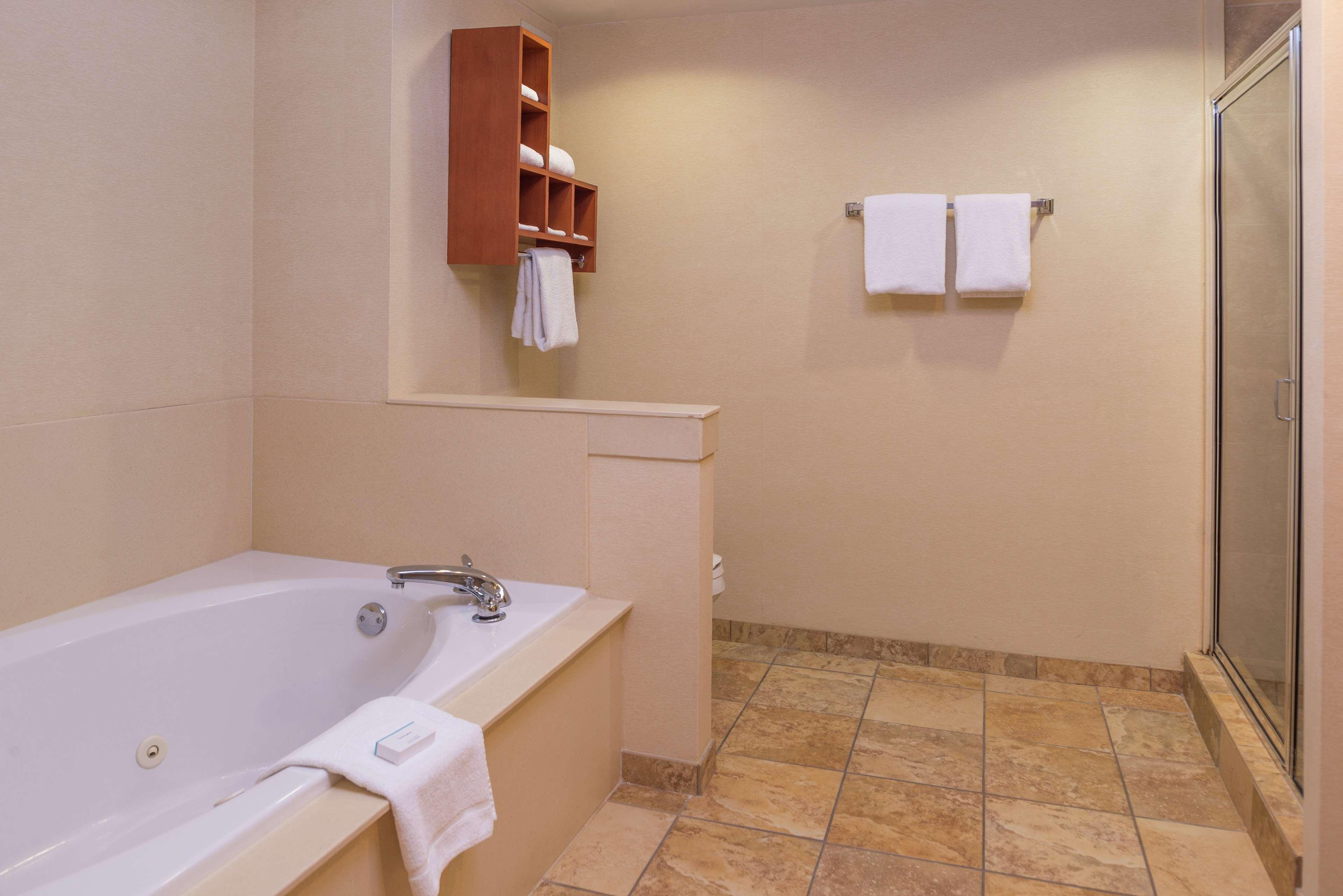 hampton inn and suites charlotte arrowood rd