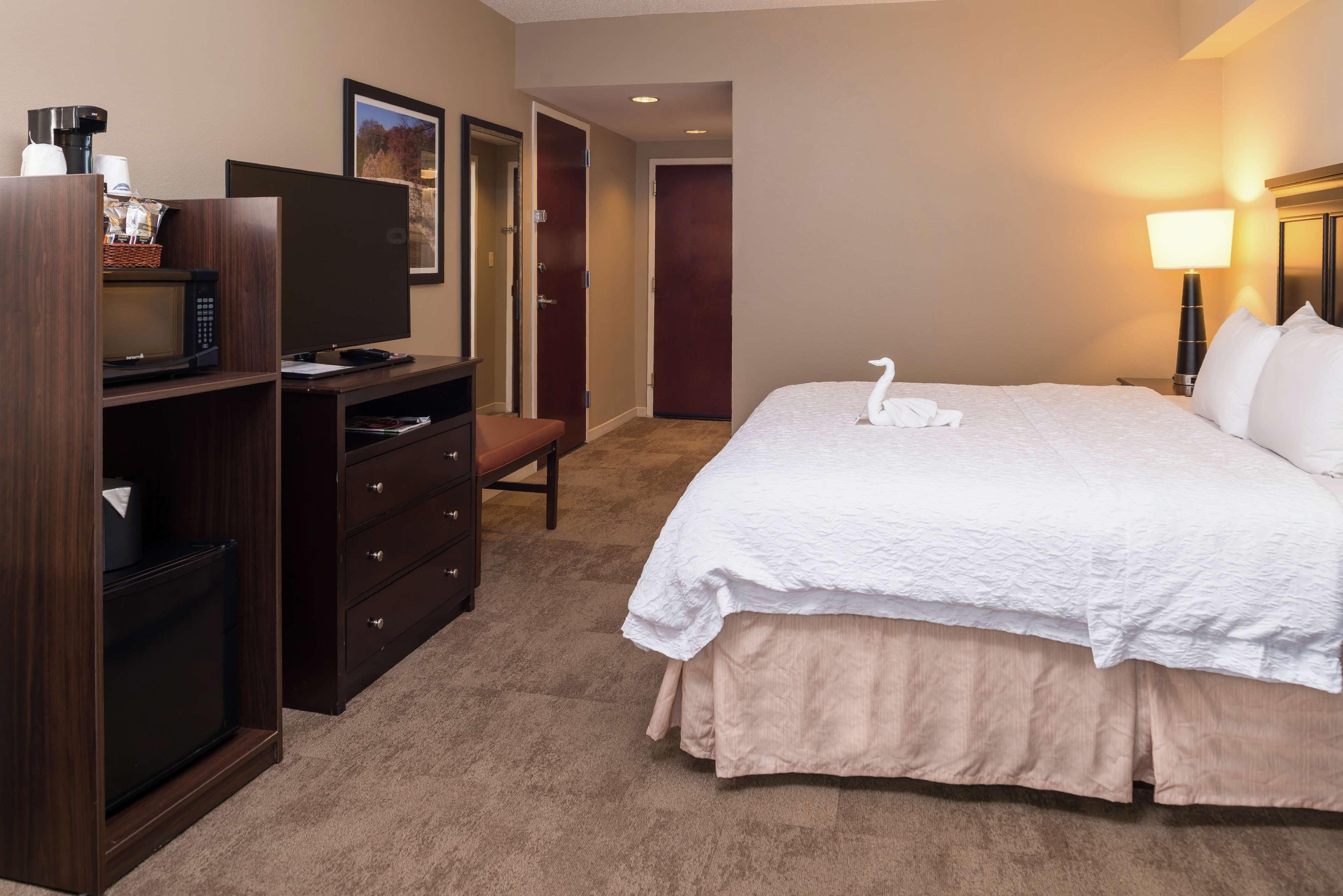 hampton inn and suites charlotte arrowood rd