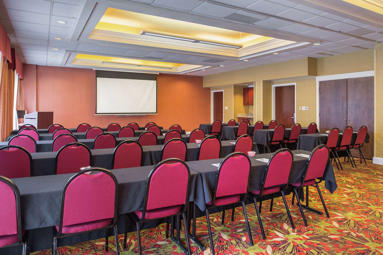 hampton inn and suites charlotte arrowood rd