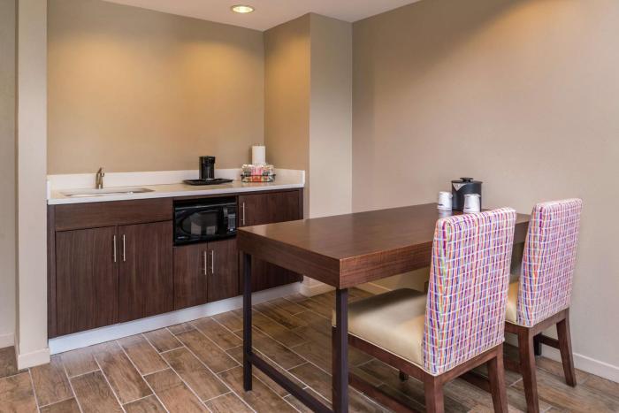 hampton inn and suites charlotte arrowood rd