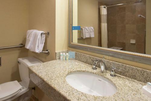 hampton inn and suites charlotte arrowood rd