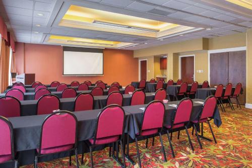 hampton inn and suites charlotte arrowood rd