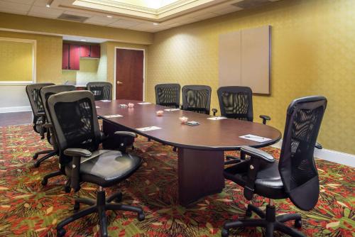 hampton inn and suites charlotte arrowood rd