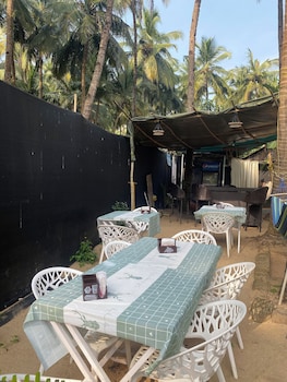 tropical bay beach hosteland cottages