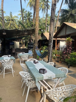 tropical bay beach hosteland cottages