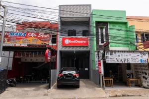 reddoorz near rs sari asih cipondoh