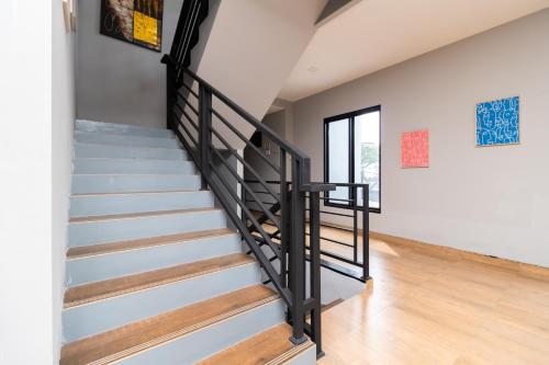 reddoorz near rs sari asih cipondoh