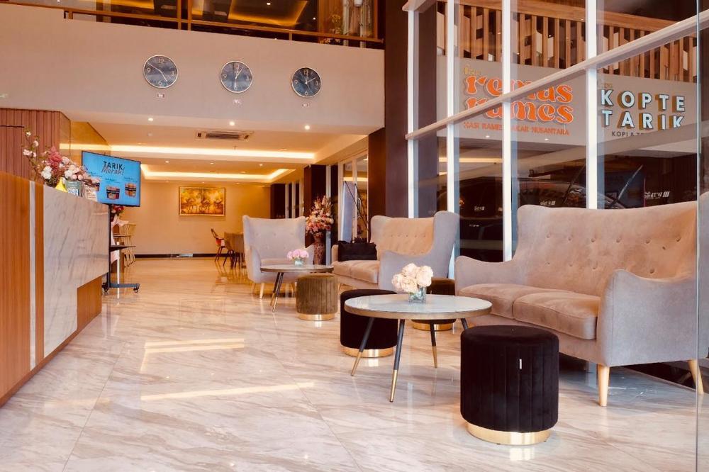 w three style hotel makassar