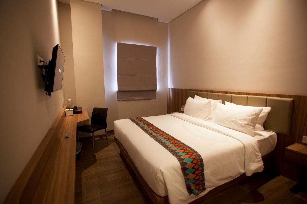 w three style hotel makassar