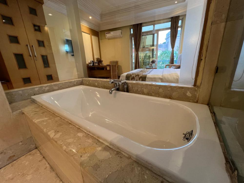 hotel inaya suites rooms with bathtub
