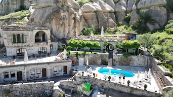 secret hill cave suites