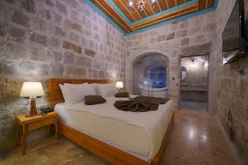 secret hill cave suites