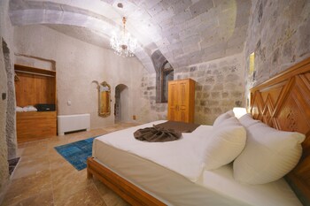 secret hill cave suites