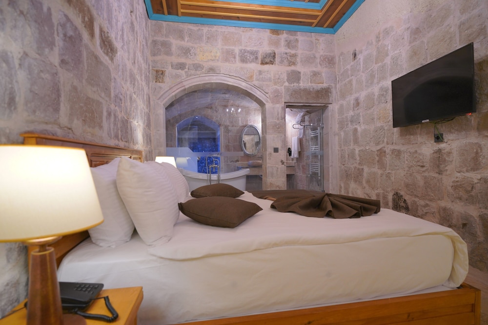 secret hill cave suites