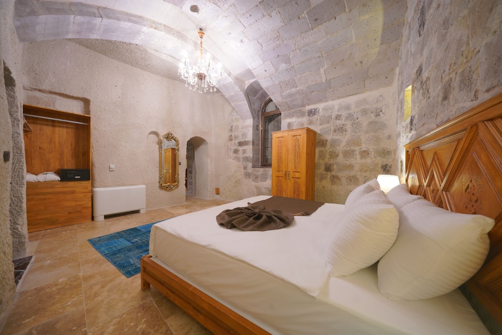 secret hill cave suites