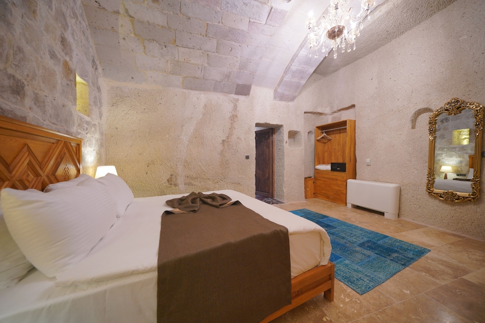 secret hill cave suites