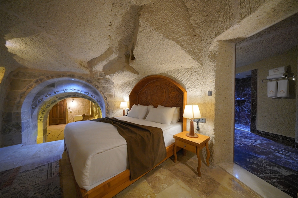 secret hill cave suites