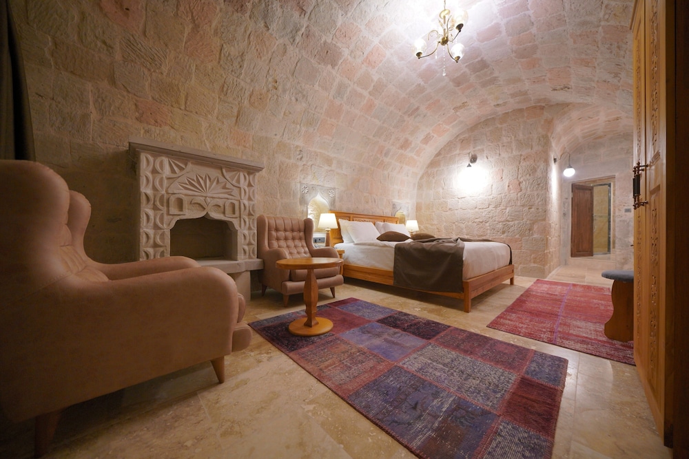 secret hill cave suites