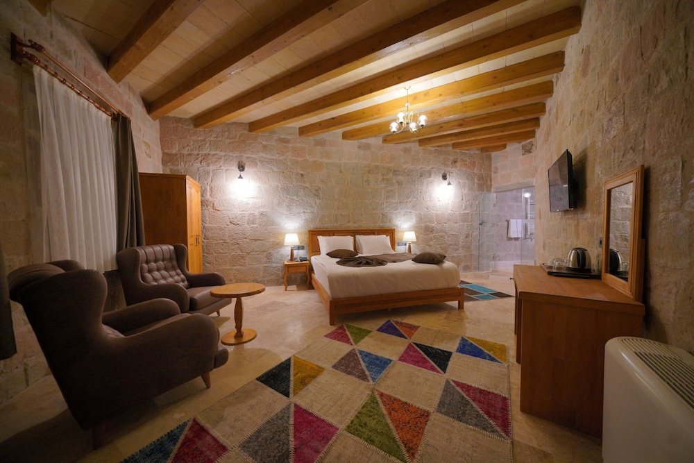 secret hill cave suites