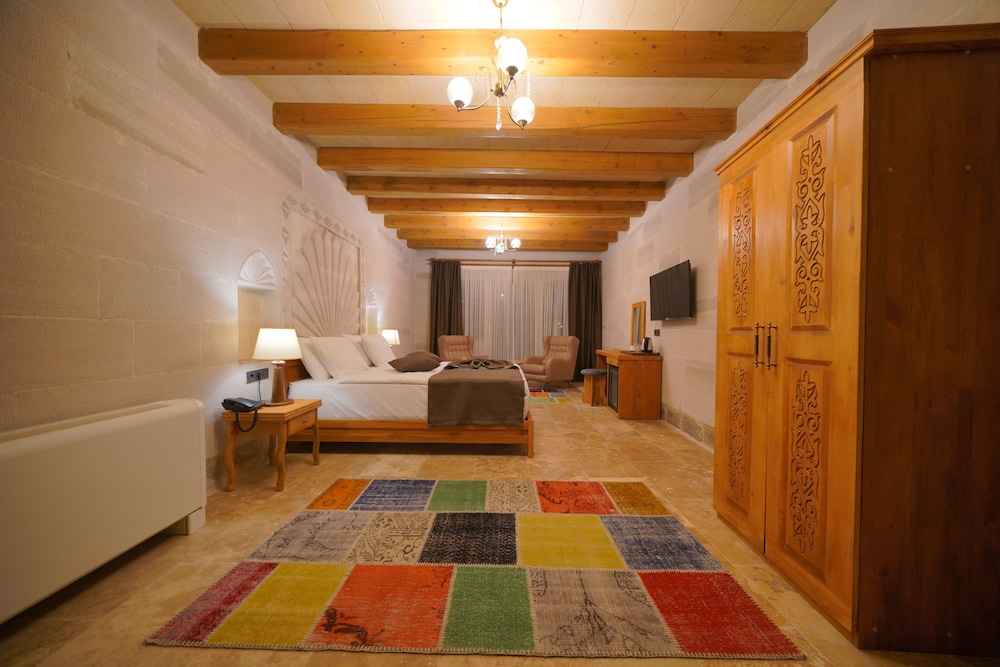 secret hill cave suites