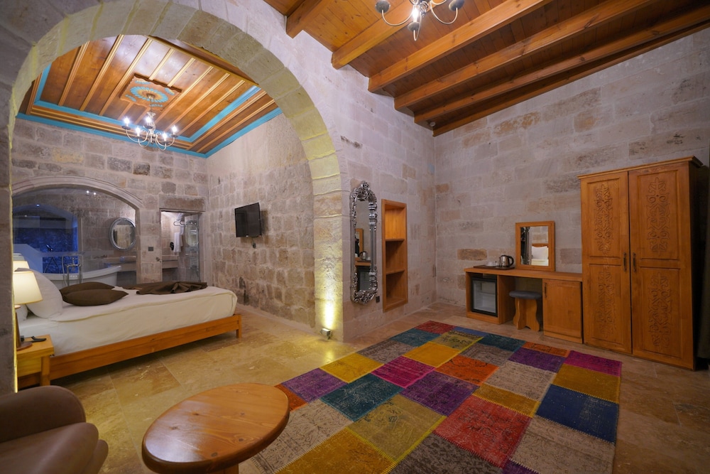 secret hill cave suites