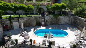 secret hill cave suites