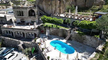 secret hill cave suites