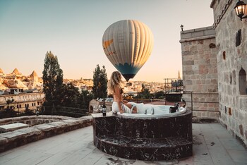 secret hill cave suites