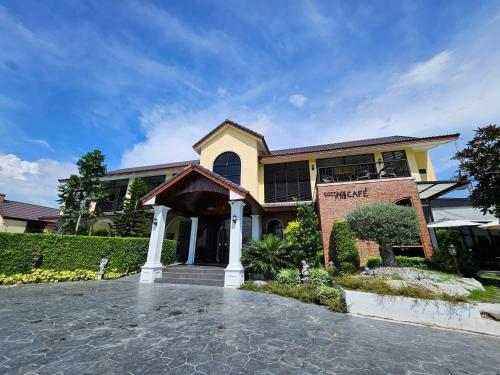 cottage pine rayong resort and cafe