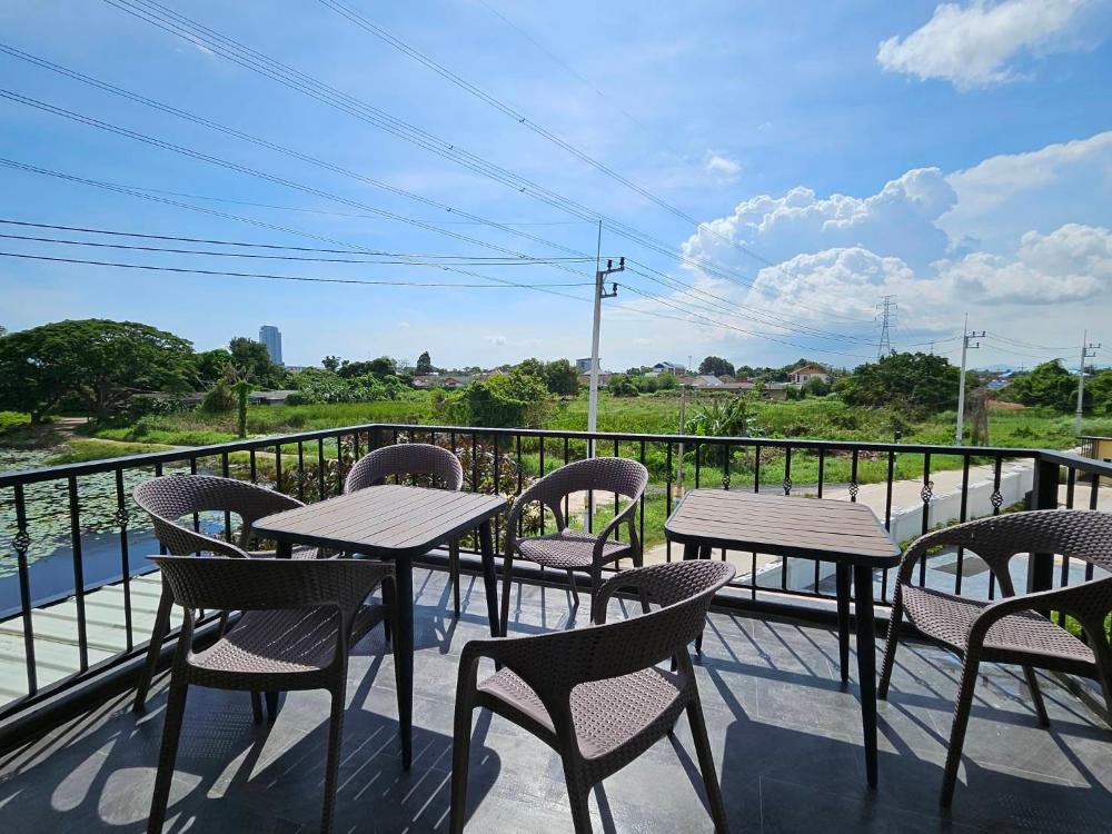 cottage pine rayong resort and cafe