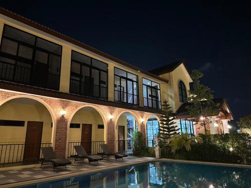 cottage pine rayong resort and cafe