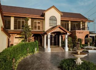 cottage pine rayong resort and cafe