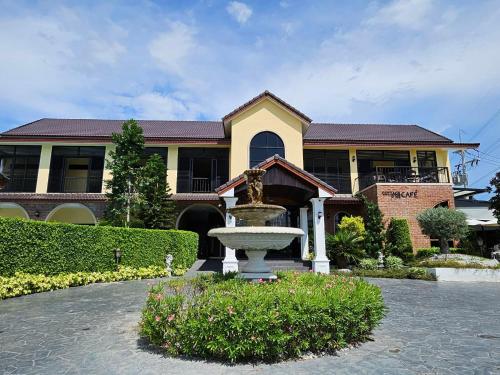 cottage pine rayong resort and cafe