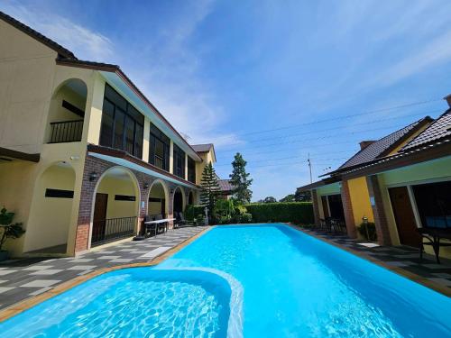 cottage pine rayong resort and cafe