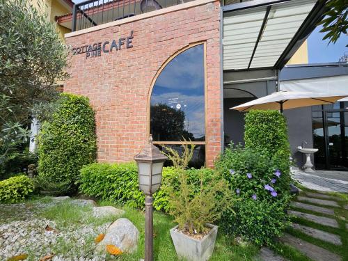 cottage pine rayong resort and cafe