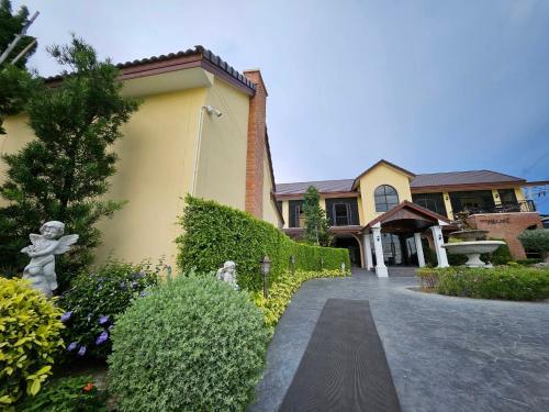 cottage pine rayong resort and cafe