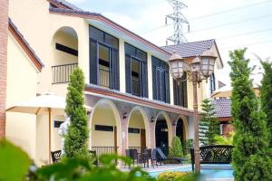 cottage pine rayong resort and cafe