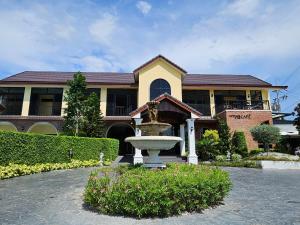 cottage pine rayong resort and cafe