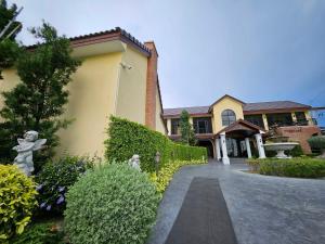 cottage pine rayong resort and cafe