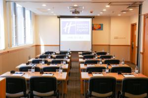 holiday inn express causeway bay hong kong by ihg