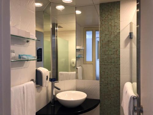 holiday inn express causeway bay hong kong by ihg