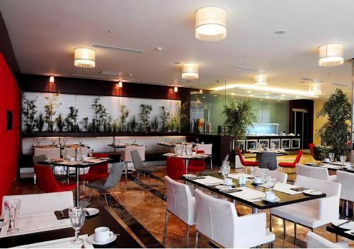 demora hotel