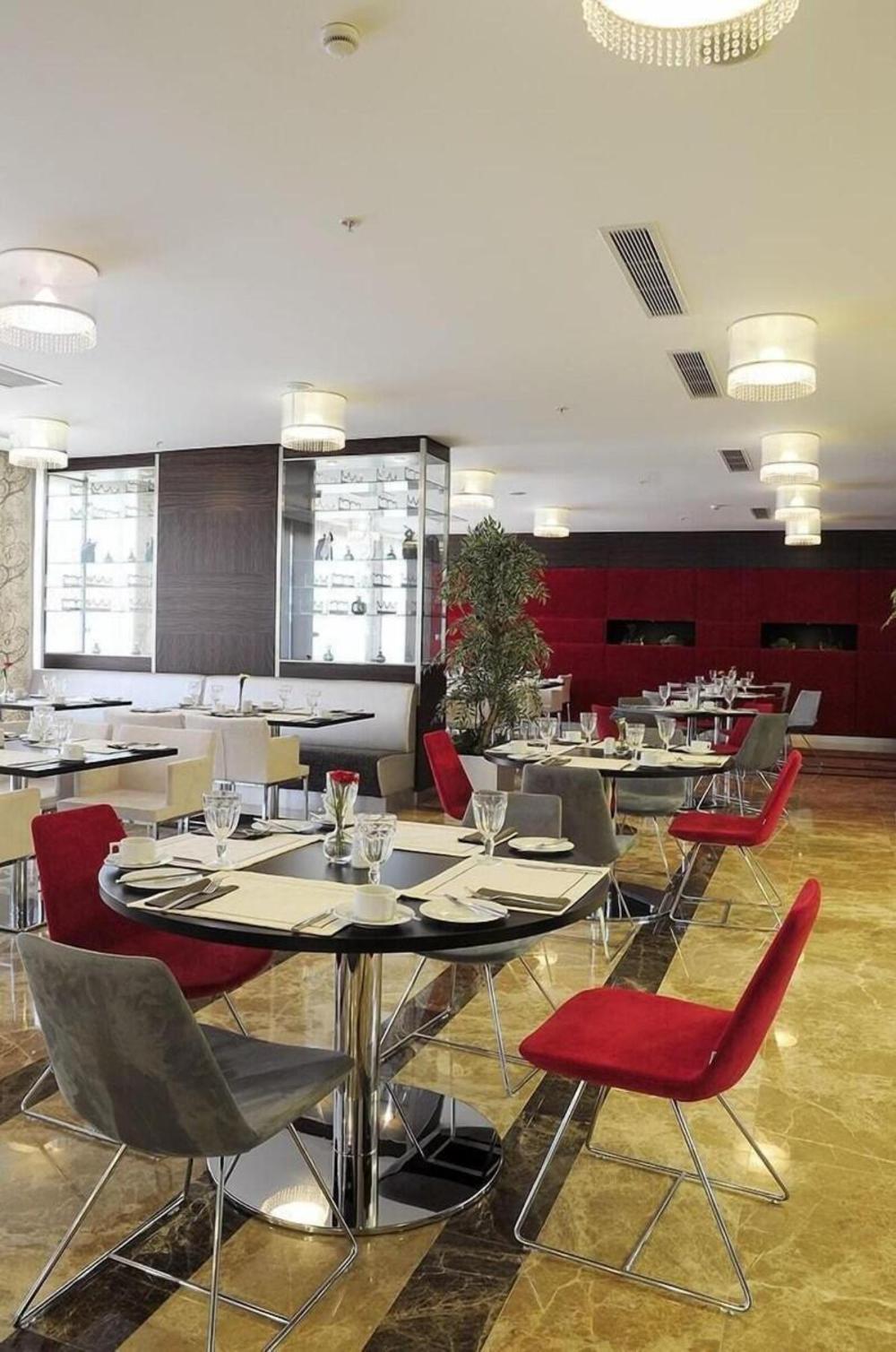 demora hotel