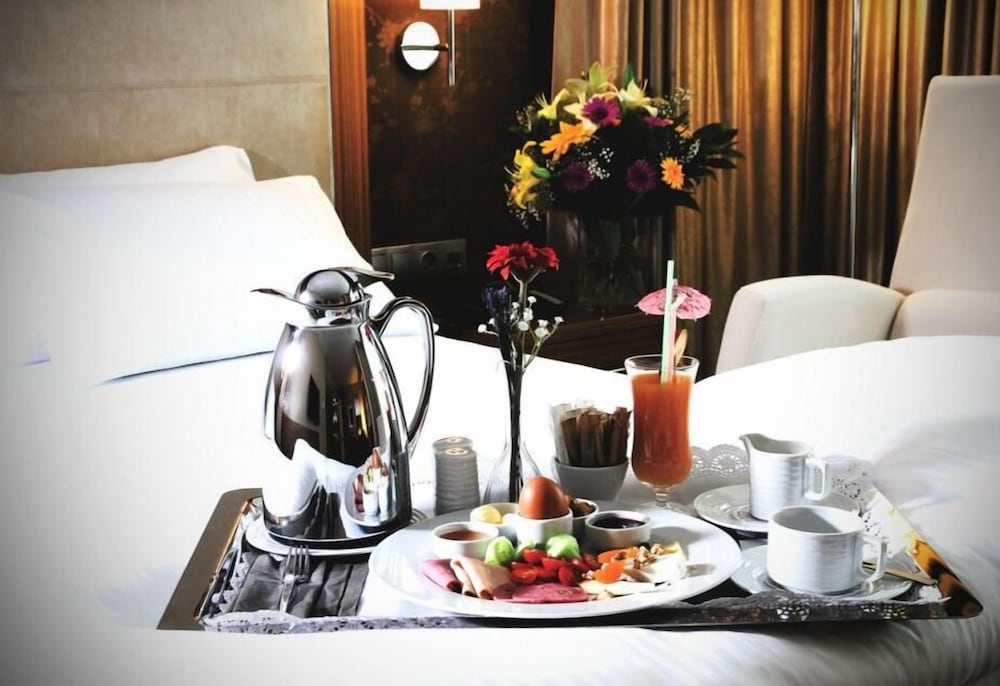 demora hotel