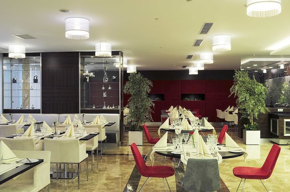 demora hotel