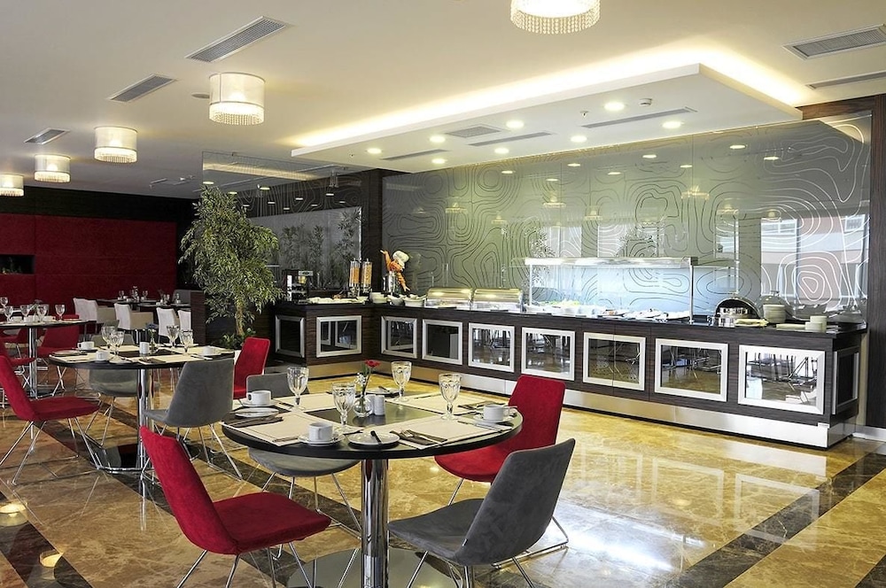 demora hotel
