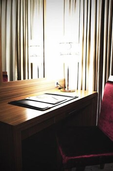 demora hotel