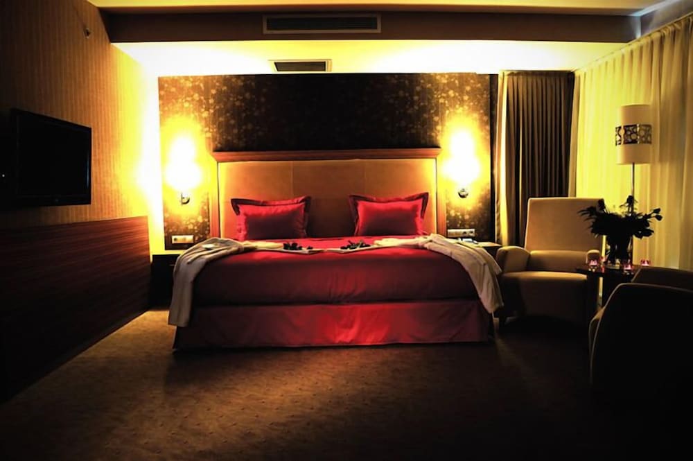 demora hotel