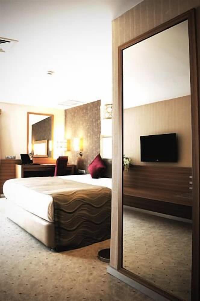 demora hotel