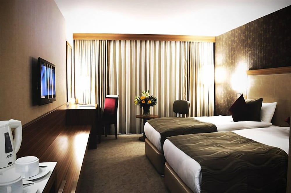 demora hotel